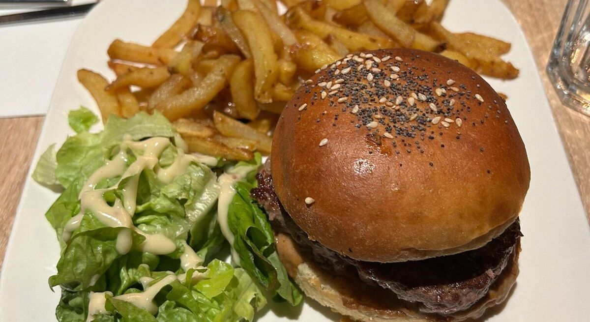 Burger maison au Salers, frites et salade