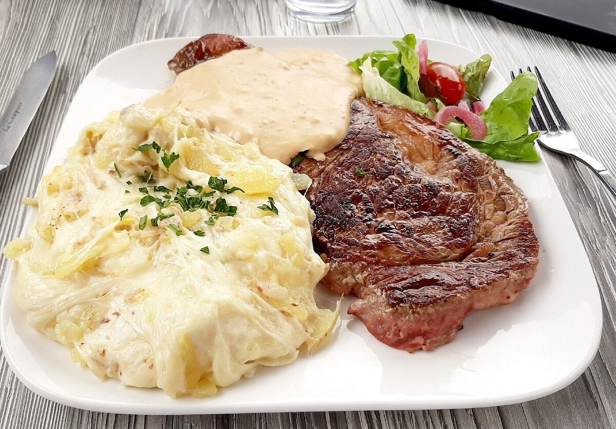 Viande grillée, truffade et salade