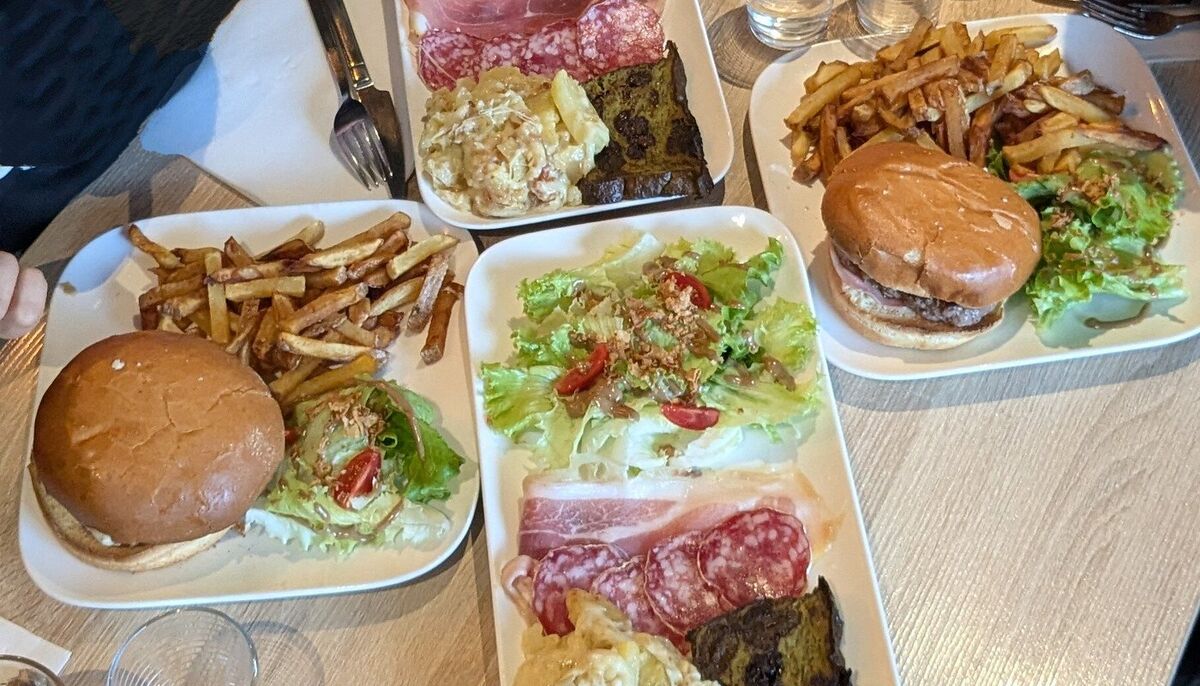 Une table complète au Comptoir